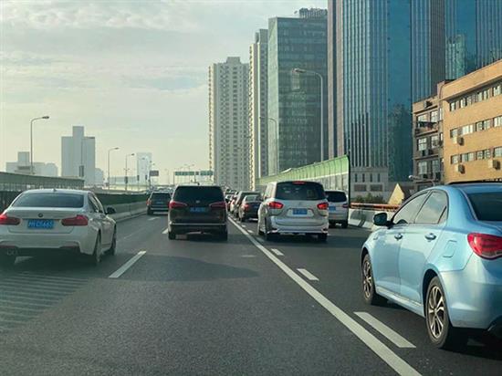 2020年2月10日早高峰，上海全市道路和9处省际高速道口车辆通行平稳，流量比前几日有所上升，但相较于去年平日周一工作日有所下降。本文图片均来自“第4焦点上海交警微发布”微信公众号